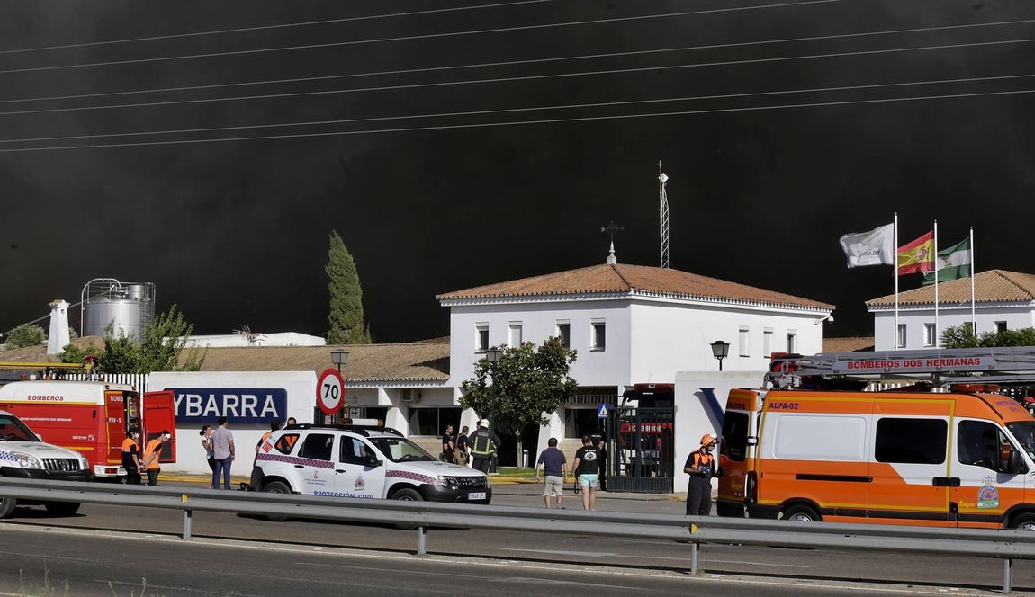 Las imágenes del impresionante fuego en la factoría nazarena