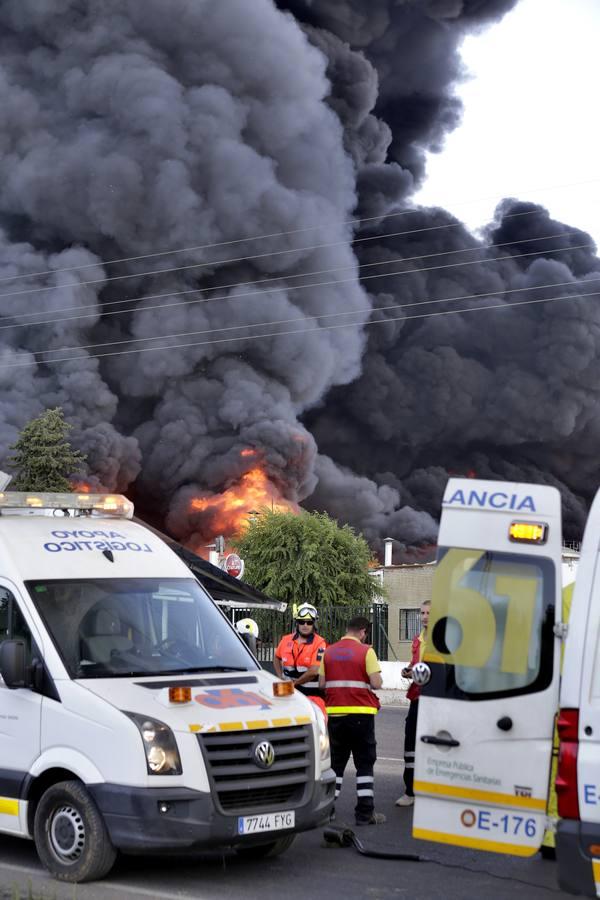 Las imágenes del impresionante fuego en la factoría nazarena