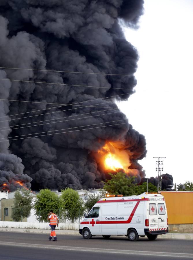 Las imágenes del impresionante fuego en la factoría nazarena