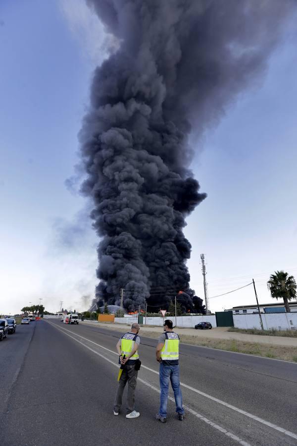 Las imágenes del impresionante fuego en la factoría nazarena