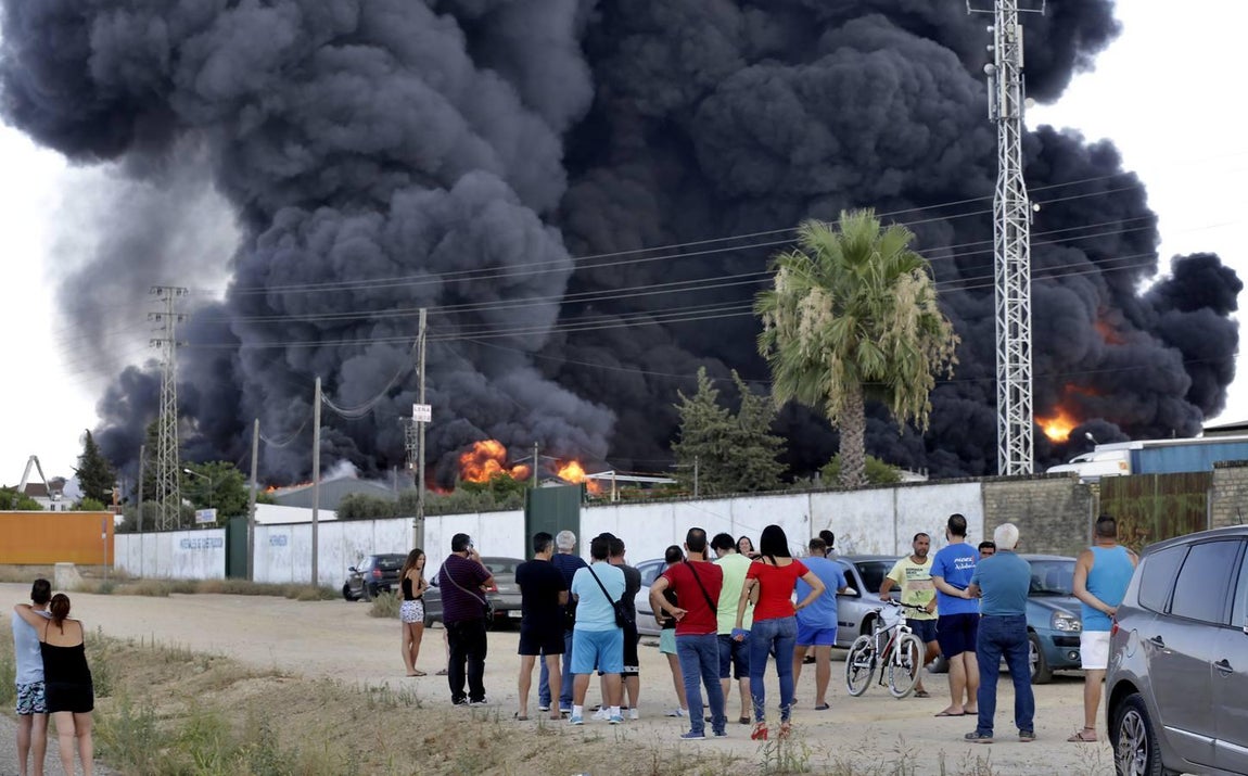 Las imágenes del impresionante fuego en la factoría nazarena