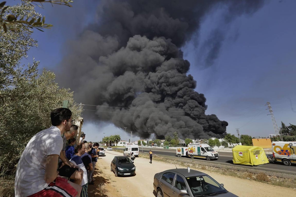 Las imágenes del impresionante fuego en la factoría nazarena
