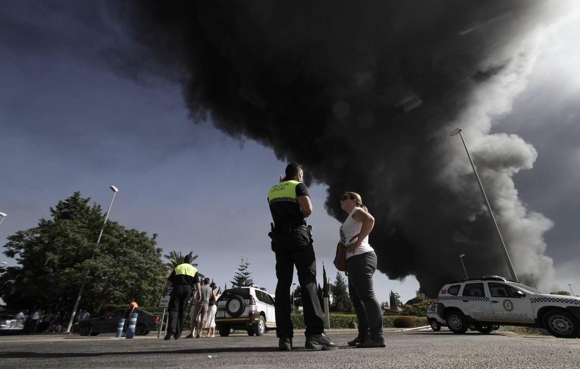 Las imágenes del impresionante fuego en la factoría nazarena