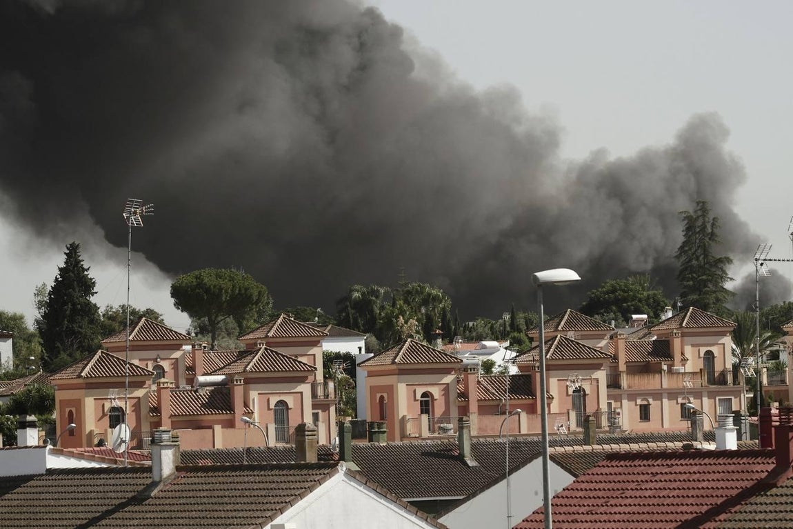 Las imágenes del impresionante fuego en la factoría nazarena