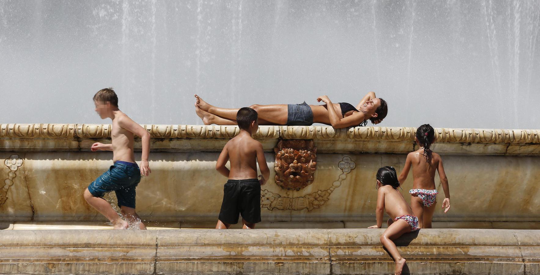 ¿Qué hacen los turistas para combatir los cuarenta grados en Sevilla?