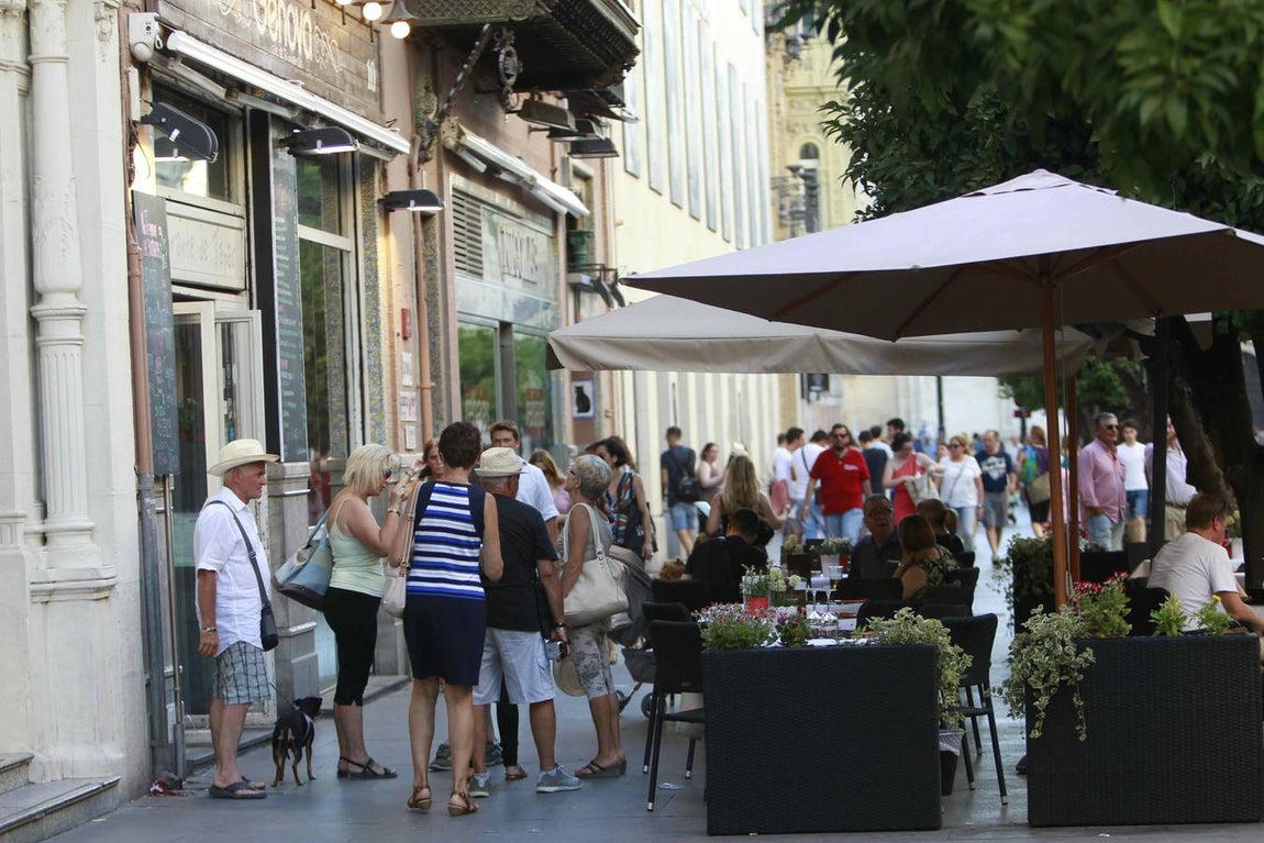Veladores en la Avenida de la Constitución. 