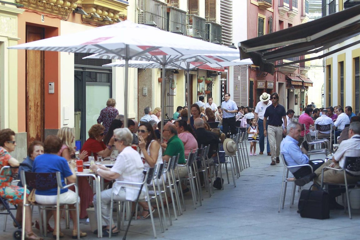 Veladores en la calle General Polavieja. 