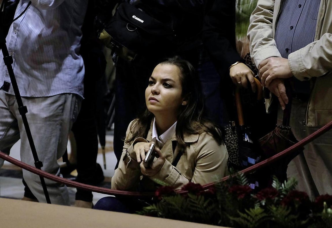 Miles de fieles visitan al Gran Poder en la Catedral