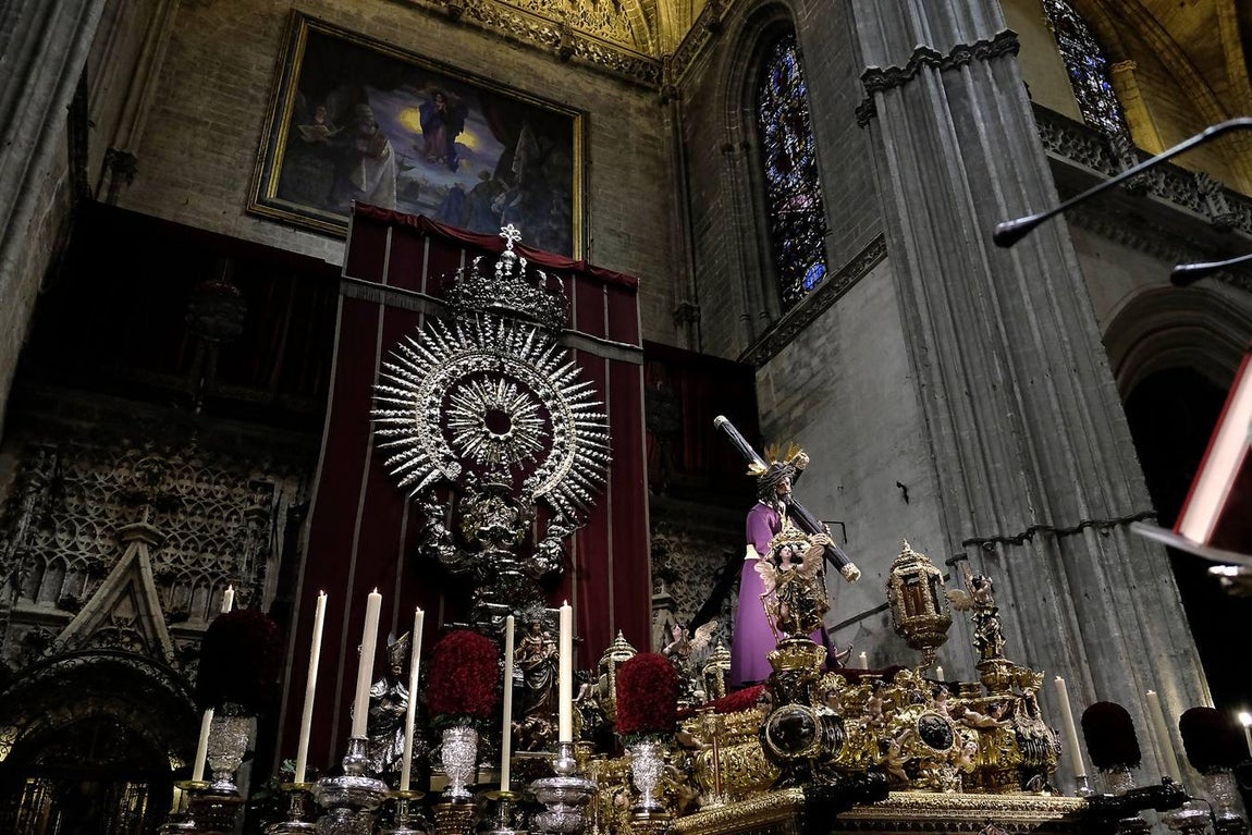 Miles de fieles visitan al Gran Poder en la Catedral