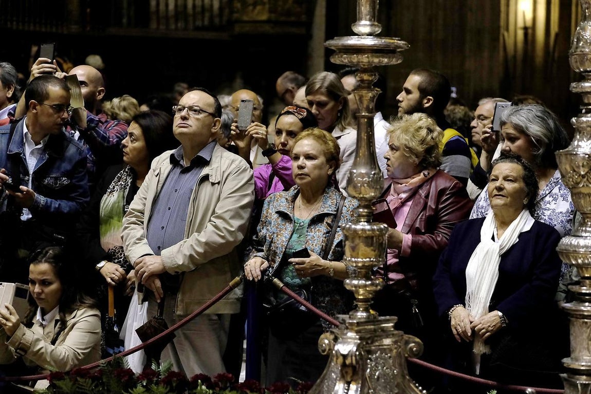 Miles de fieles visitan al Gran Poder en la Catedral