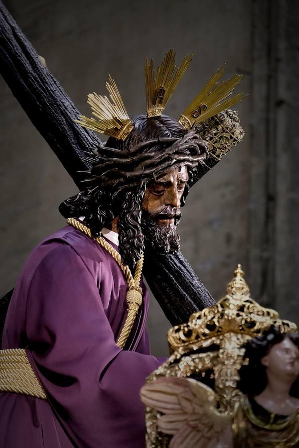 Miles de fieles visitan al Gran Poder en la Catedral