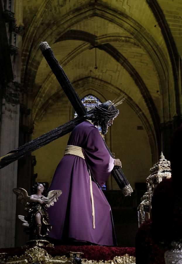 Miles de fieles visitan al Gran Poder en la Catedral