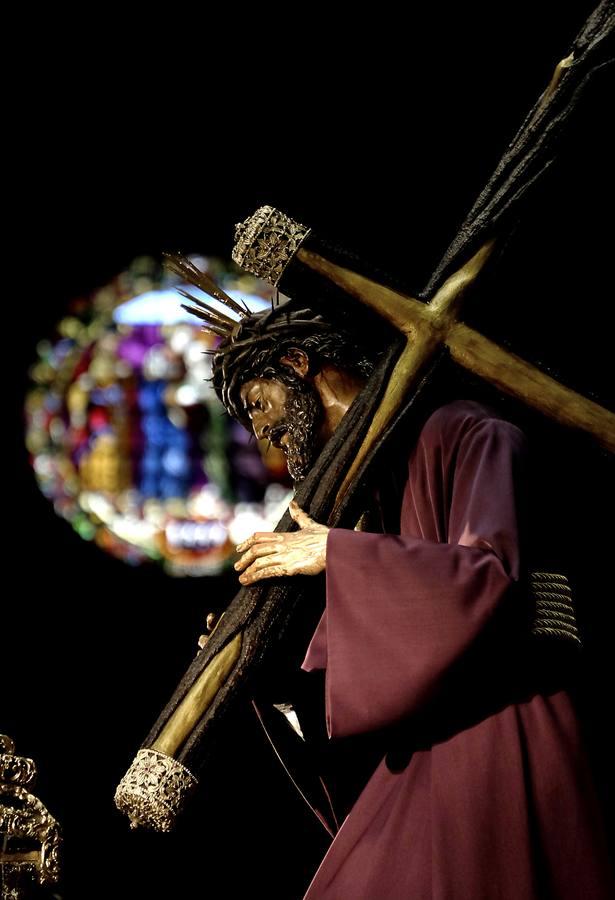 Miles de fieles visitan al Gran Poder en la Catedral