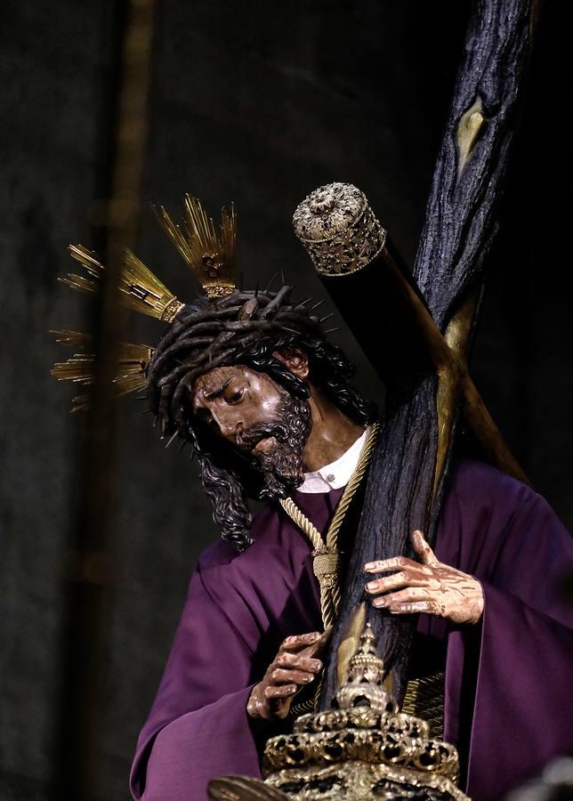 Miles de fieles visitan al Gran Poder en la Catedral