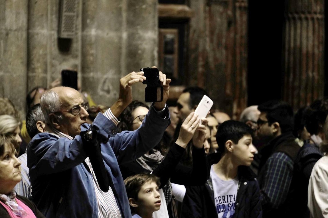 Miles de fieles visitan al Gran Poder en la Catedral