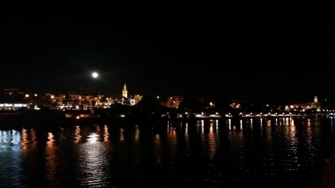 Las mejores fotos de la superluna por los lectores de ABC de Sevilla