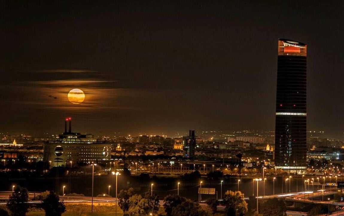 Las mejores fotos de la superluna por los lectores de ABC de Sevilla