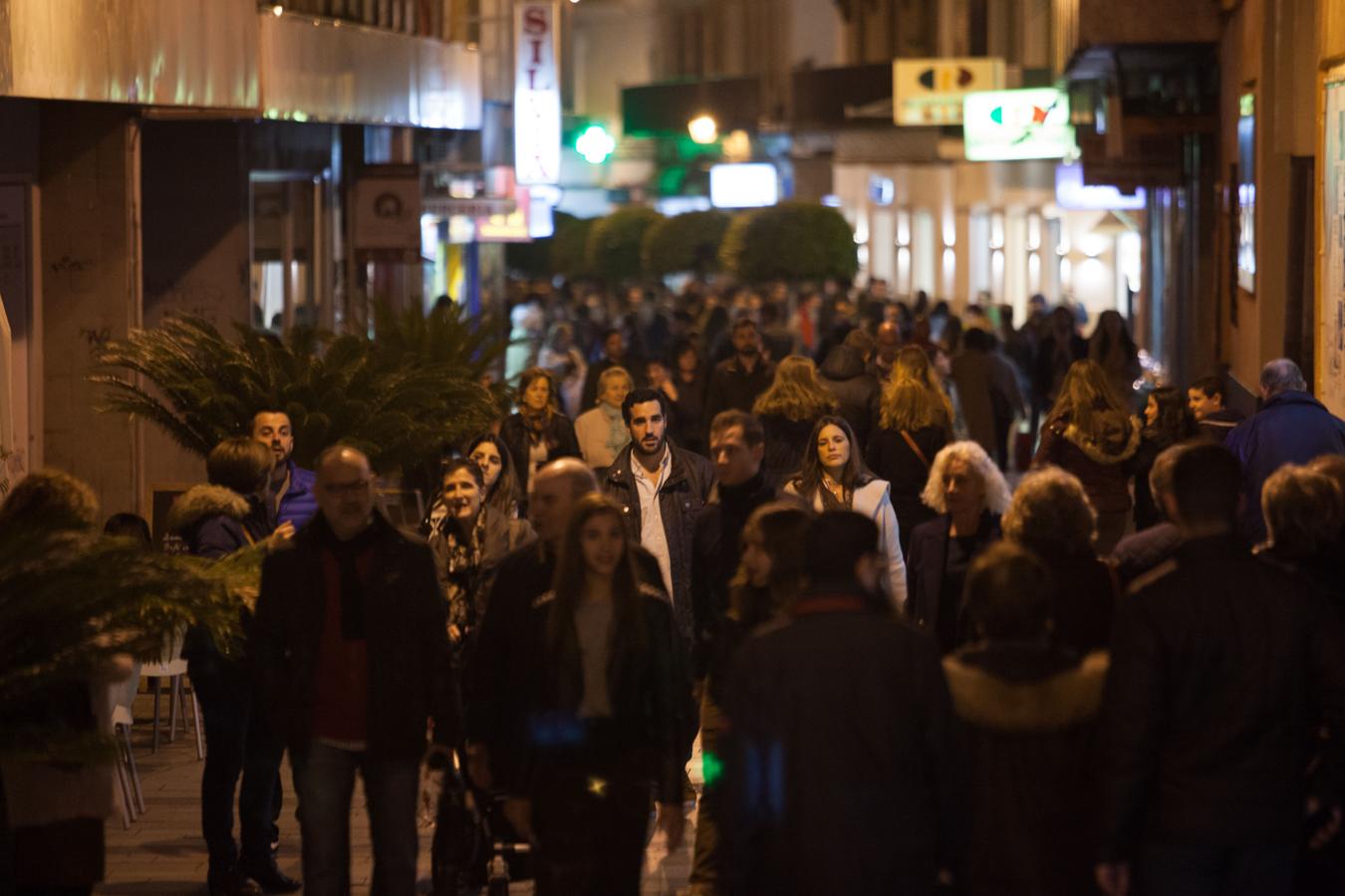 Un viernes de compras navideñas en Córdoba, en imágenes