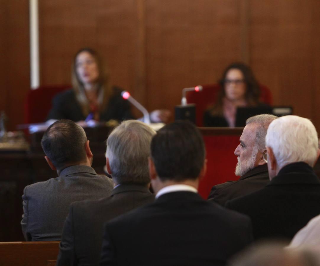 Los encausados por la venta supuestamente fraudulenta del derecho de superficie de Mercasevilla