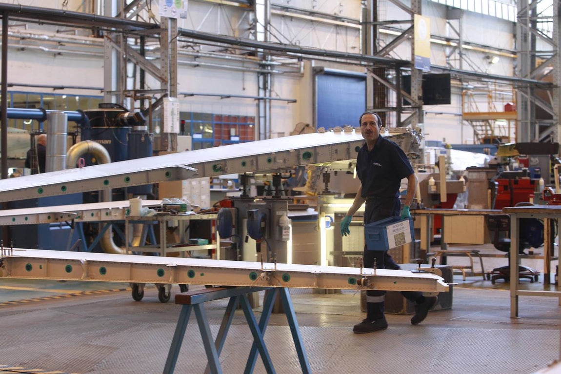 La visita del consejero de Economía a la planta de Airbus, en imágenes