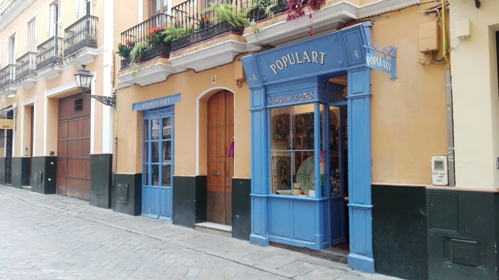 Doce escaparates de las calles de Sevilla con mucha historia