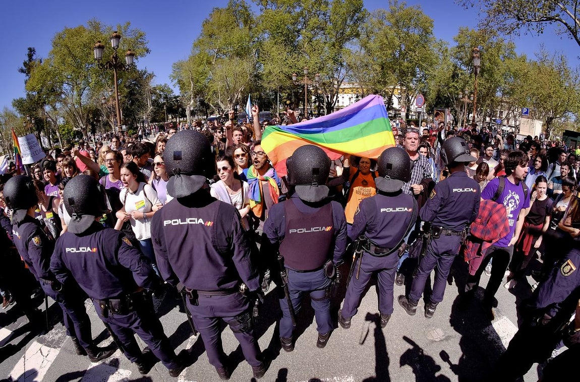 La violenta respuesta a la llegada del autobús de Hazte Oír, en imágenes