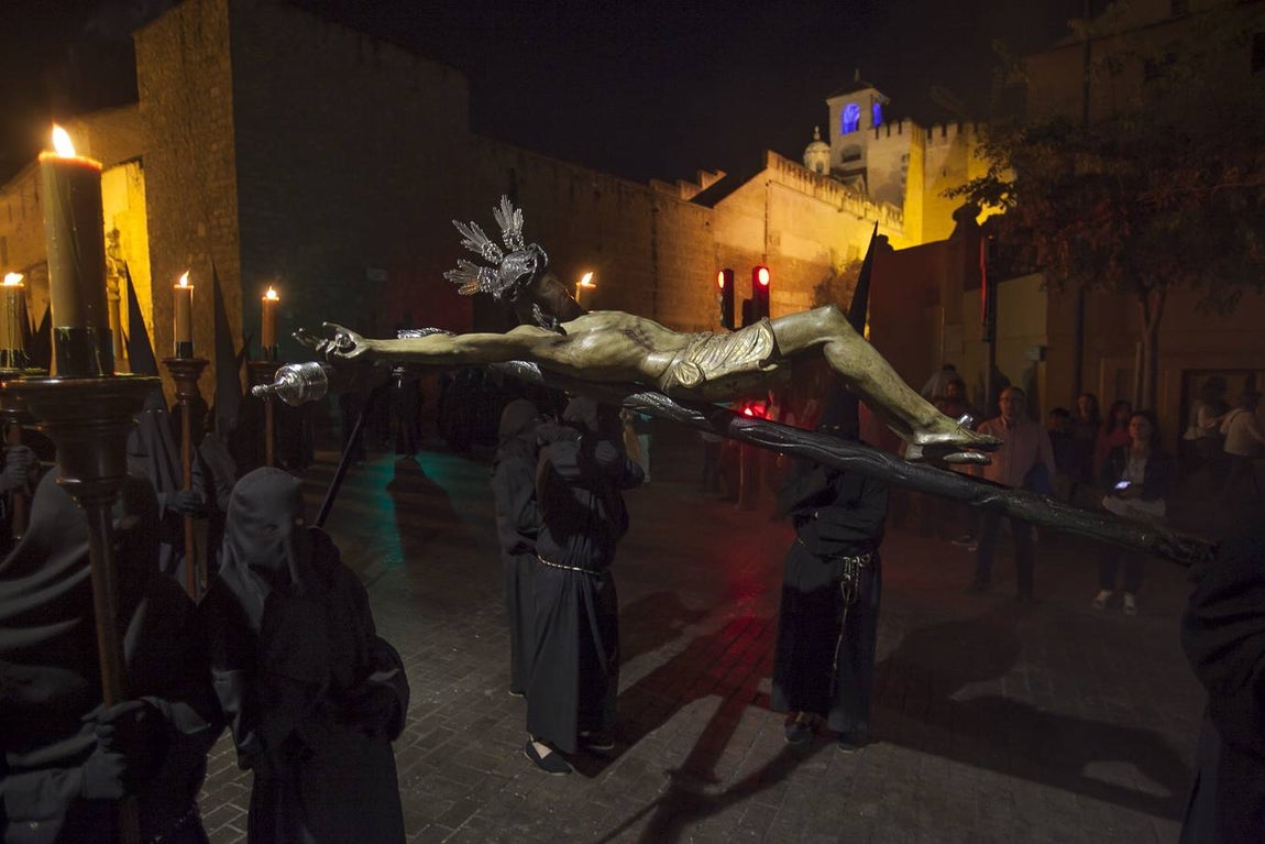 Las fotos de la hermandad del Via Crucis el Lunes Santo de la Semana Santa de Córdoba 2017