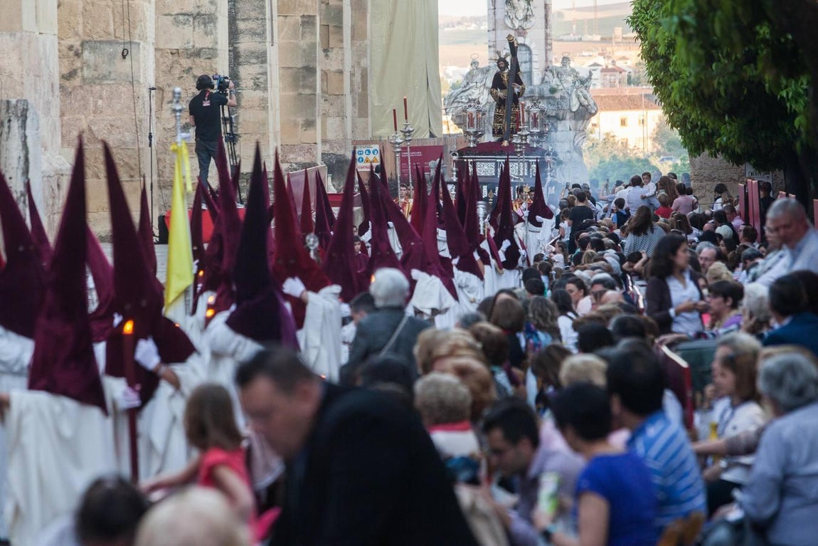 Las fotos de la hermandad de la Vera Cruz el Lunes Santo de la Semana Santa de Córdoba 2017