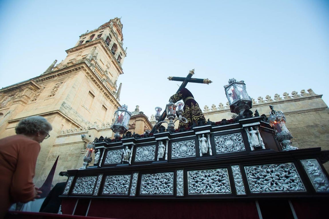 Las fotos de la hermandad de la Vera Cruz el Lunes Santo de la Semana Santa de Córdoba 2017