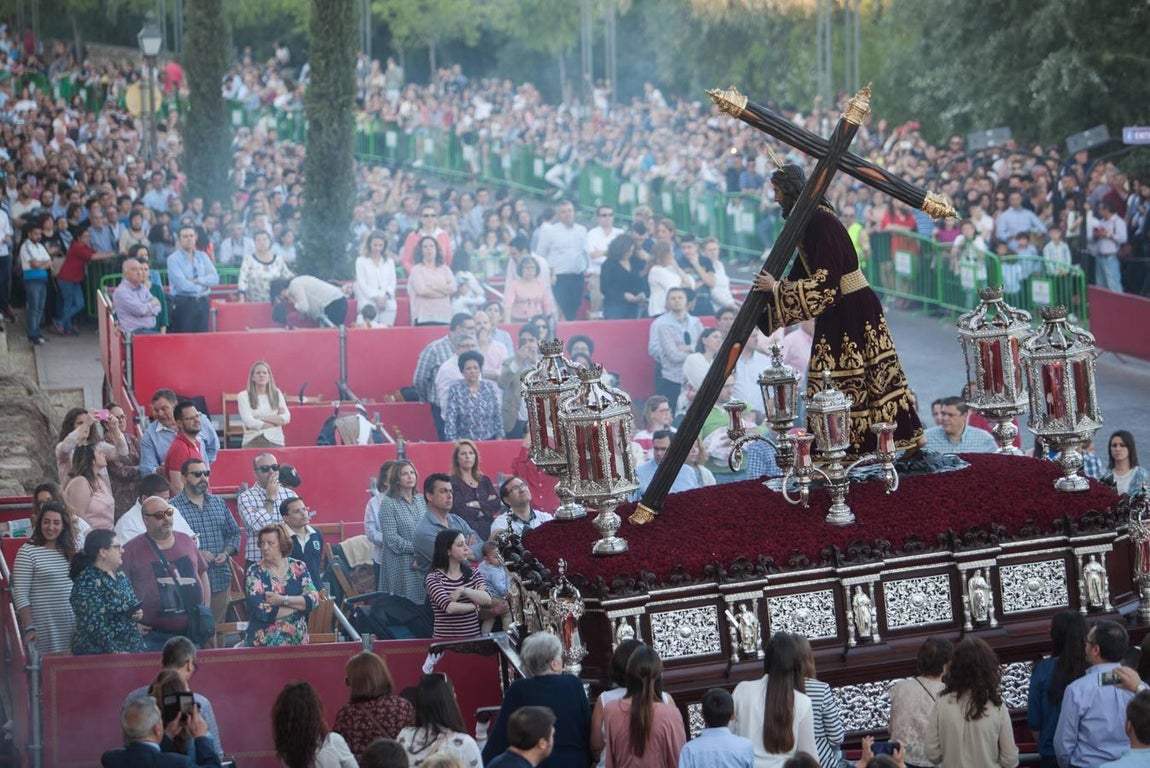 Las fotos de la hermandad de la Vera Cruz el Lunes Santo de la Semana Santa de Córdoba 2017