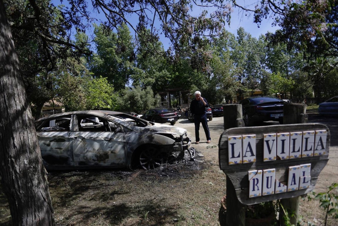 La empresa había alquilado esta finca para guardar por la noche los coches que ha desplazado a Sevilla para prestar servicio durante la Feria de Abril (24 en total) y para que los conductores puedan descansa