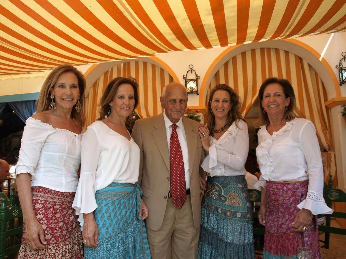 Ignacio Toscano de Puelles rodeado de sus hijas Gracia, Isabel, Belén y Cecilia en la Casapuerta