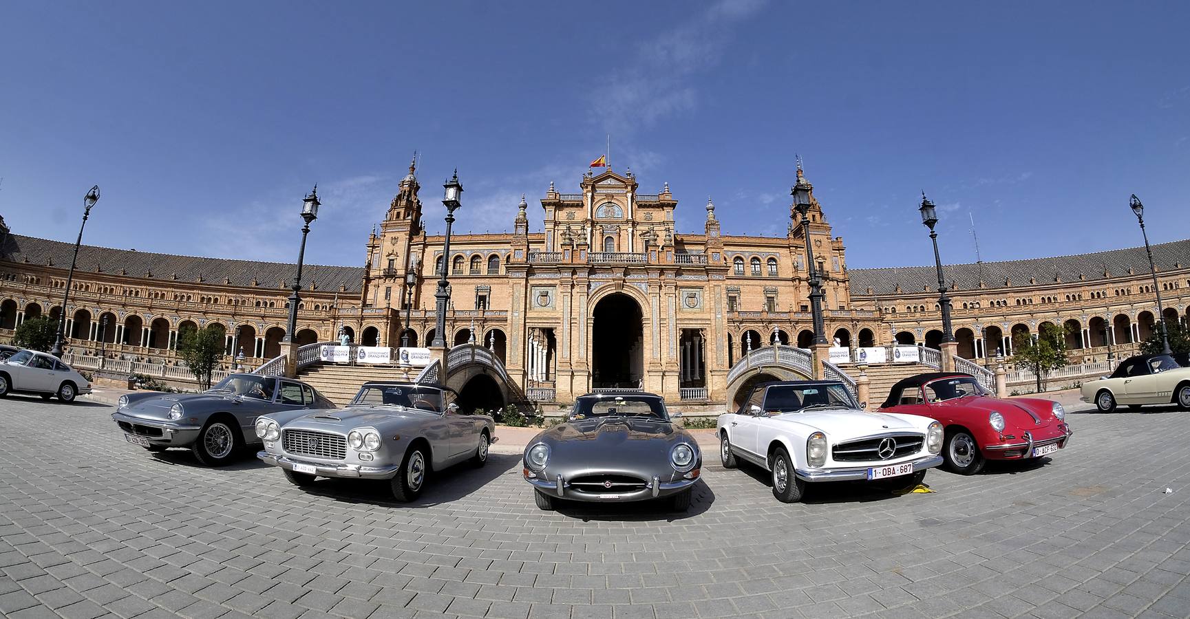 Los coches de lujo toman la plaza de España