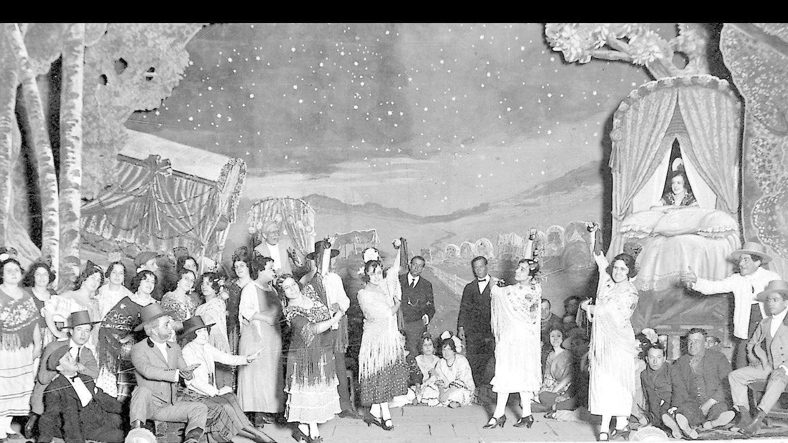 1921: Una escena de «La romería del Rocío», música de la Señorita María Rodrigo, libro de Salvador Valverde y Manuel Sánchez de Arco. Estrenada con gran éxito.