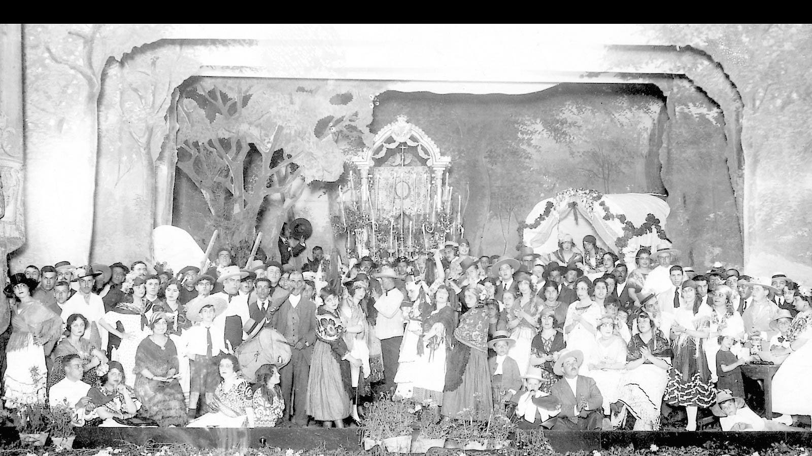 1921: Sevilla. Festival benéfico «La Romería del Rocío», cuadro plástico representado, en el Teatro de San Fernando, por señoritas de la aristocracia sevillanas.