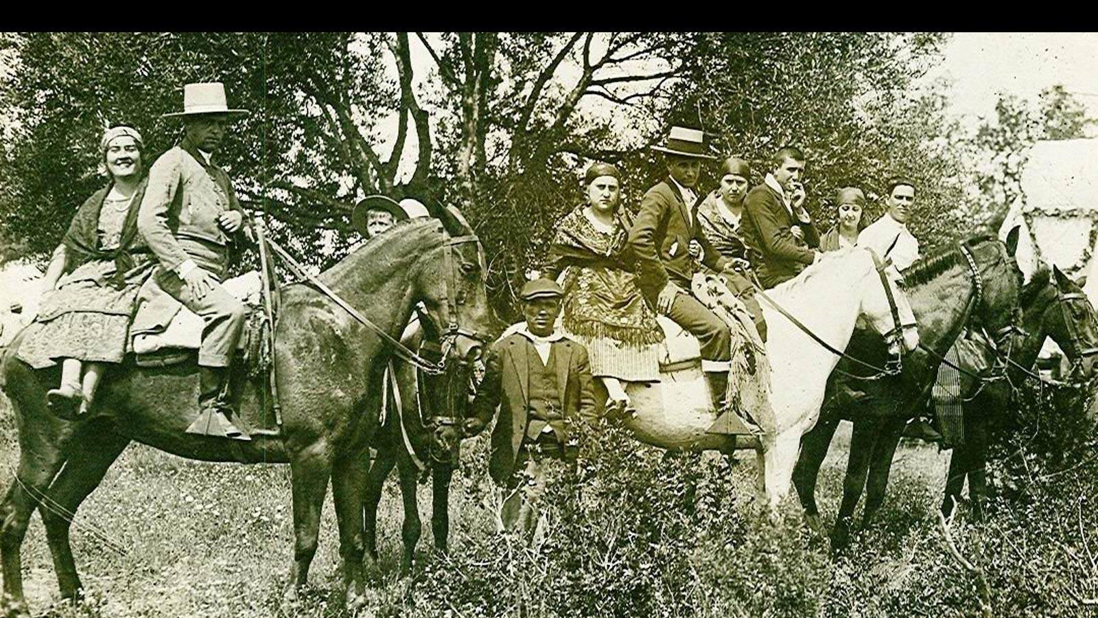 1922: Romeros a caballo. A la izquierda de la imagen, a la grupa, Berta Moreno Lama.