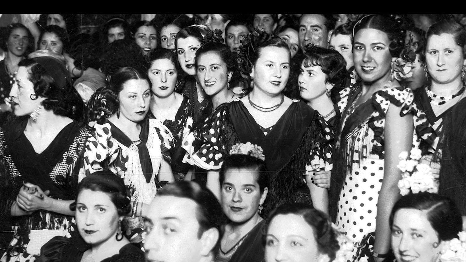 1929: Sevilla. Grupo de señoritas de la aristocracia que asistieron a la fiesta rociera, celebrada por la aristocracia.