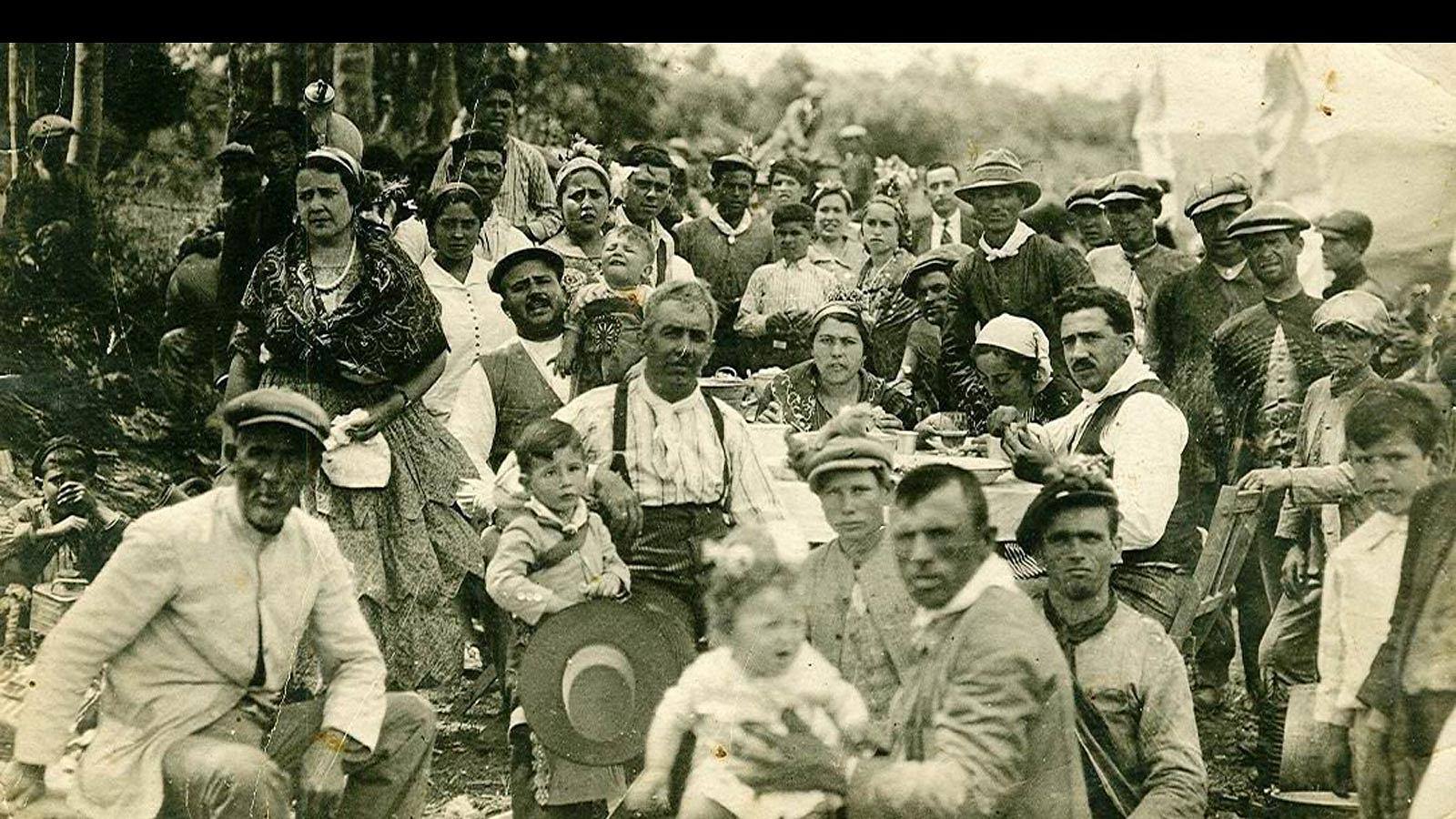 1918: Sesteo en la Camino hacia El Rocío. En la foto aparecen, entre otros, Manuel Nieto con uno de sus hijos y dos de sus hermanas. Año anterior a la Coronación de la Virgen..