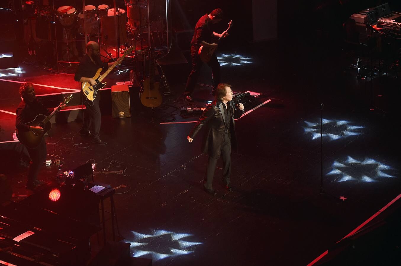 Raphael deslumbra en Sevilla con su gira «Loco por cantar»