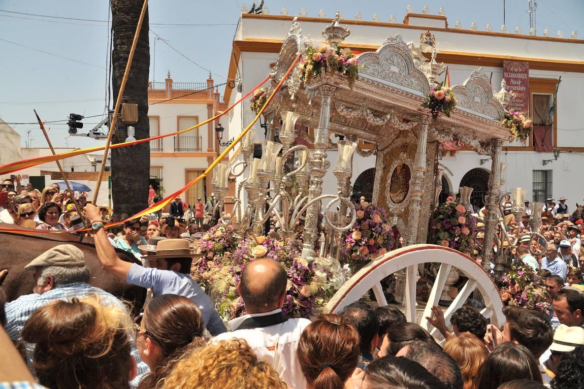 El Simpecado de La Puebla sube los siete escalones del templo manriqueño