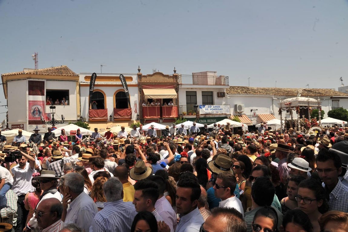 El Simpecado de Coria pasa hacia el templo ante sus caballistas