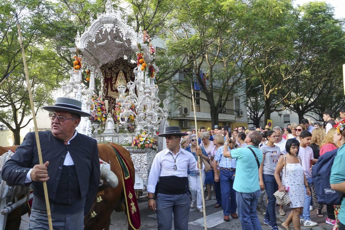 La salida de la hermandad del Rocío de Sevilla Sur, en imágenes