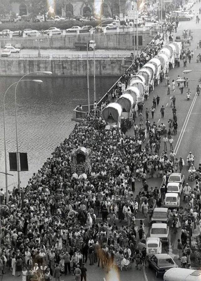La hermandad de Sevilla por el puente de los Remedios en 1985