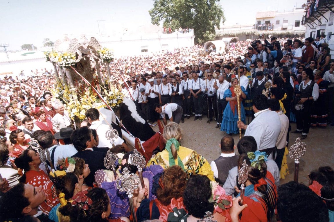 La hermandad de Moguer, camino al Rocío en 1996