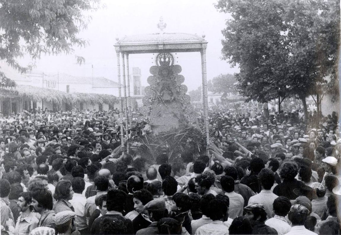 Procesión de la Virgen del Rocío por las calles de la aldea en 1987