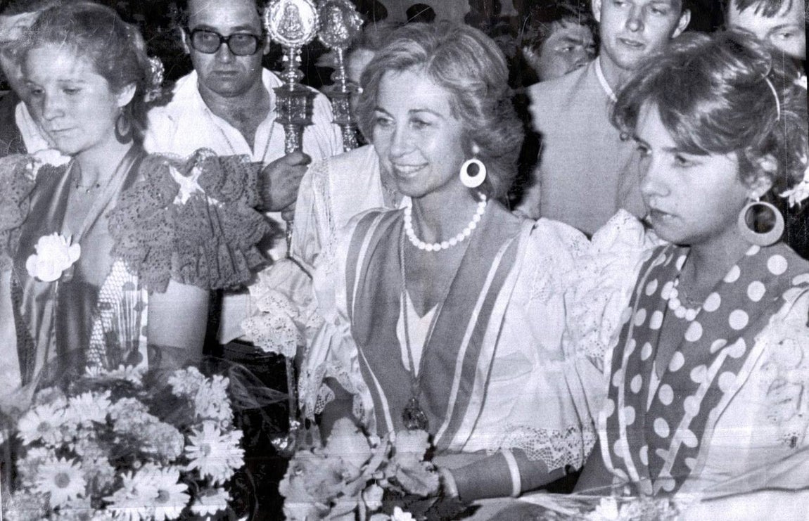 La Reina Doña Sofía junto a las Infantas Elena y Cristina, en el Rocío en 1984