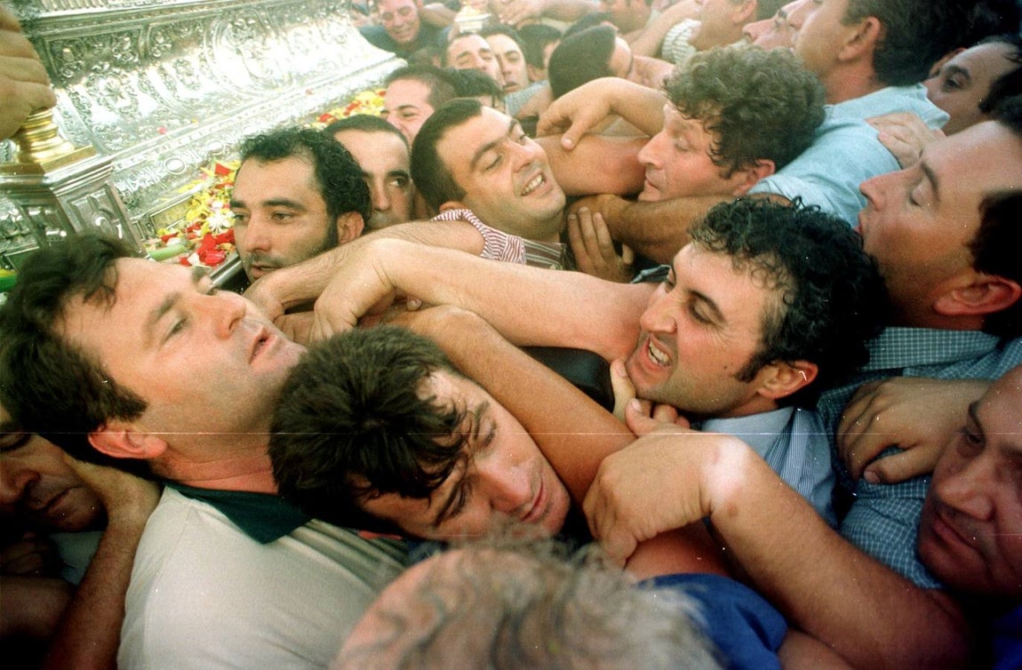 Jóvenes almonteños llevan en volandas a la Virgen del Rocío en 2000