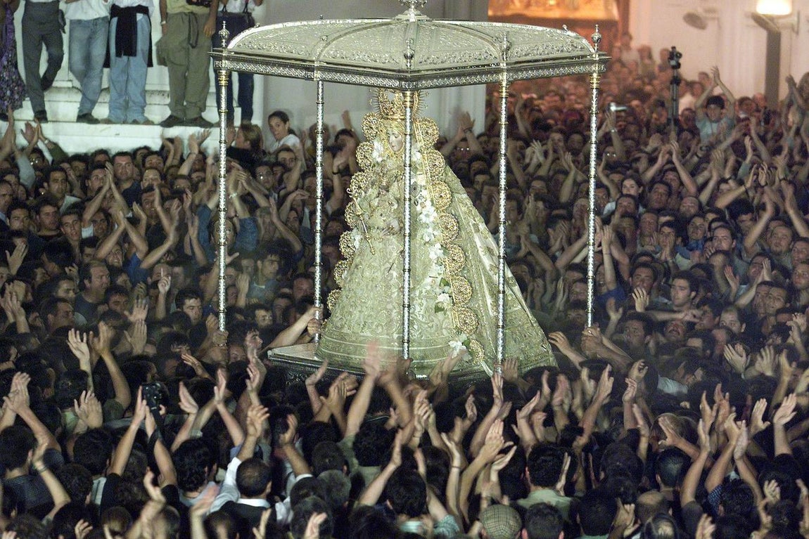 La Blanca Paloma procesiona por las calles del Rocío en el año 2000