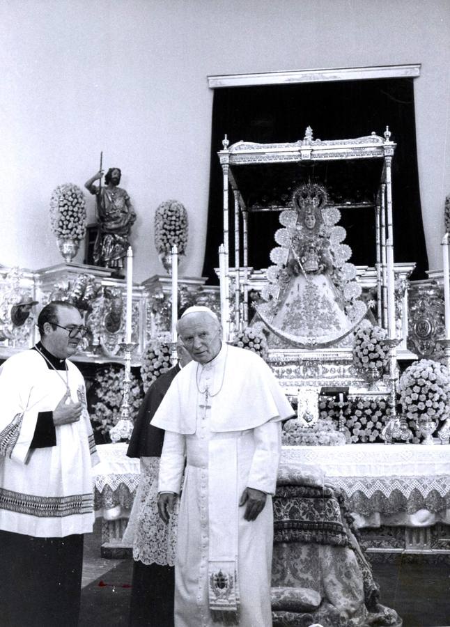 El Papa Juan Pablo II rezó a los pies de la Virgen del Rocío en 1993