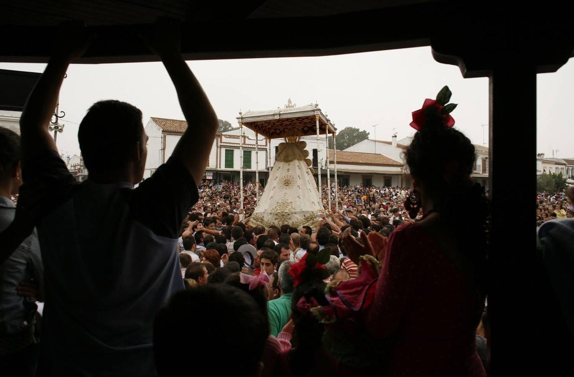 Procesión de la Virgen del Rocío en 2009 por las calles del Rocío